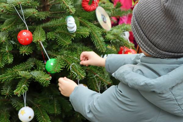 Die Baumschmück-Aktion „Bring Herten zum Strahlen" fand in diesem Jahr auch in Hertener Seniorenheimen statt. Hier wird gerade der Baum im Wally-Windhausen-Seniorenzentrum verschönert (Foto: Stadt Herten). 