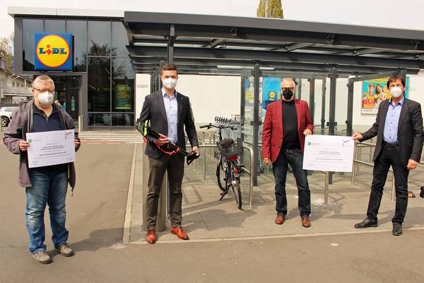 Bürgermeister Matthias Müller (zweiter von rechts) überreichte gemeinsam mit Jürgen Busch, Sprecher des ADFC-Herten, (links) den Preis für die beste Fahrradabstellanlage an Daniel Bejer (Portfoliomanager LIDL Vertriebs-GmbH & Co. KG ) und Lothar Rungenhagen (Prokurist der LIDL Vertriebs-GmbH & Co. KG ).