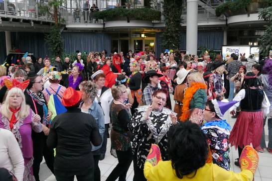 Im Glashaus freuten sich viele feierwütige Jeckinnen auf die großen Weiberfastnachtsparty. Im Glashaus freuten sich viele feierwütige Jeckinnen auf die großen Weiberfastnachtsparty.
