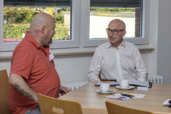 Bei Kaffee und belegten Brötchen diskutierte Bürgermeister Fred Toplak mit Gewerbetreibenden der Hertener Innenstadt über Ideen und aktuelle Entwicklungen.