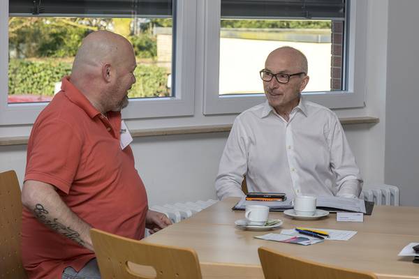 Bei Kaffee und belegten Brötchen diskutierte Bürgermeister Fred Toplak mit Gewerbetreibenden der Hertener Innenstadt über Ideen und aktuelle Entwicklungen.