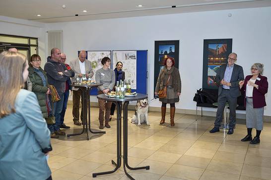 Die Ausstellung des freiraum- und verkehrsplanerischen Realisierungswettbewerbs zum „Umbau Marktplatz südliche Innenstadt Herten“ im Rathaus der Stadt Herten ist eröffnet. In der vergangenen Woche stellten Bürgermeister Matthias Müller, Stadtbaurätin und erste Beigeordnete Janine Feldmann, sowie die zuständigen Mitarbeiterinnen und Mitarbeiter der Stadt Herten die Entwürfe der drei Preisträger sowie das weitere Vorgehen im Prozess zur Umgestaltung des Marktplatzes vor (Foto: Martin Schmüdderich). Die Ausstellung des freiraum- und verkehrsplanerischen Realisierungswettbewerbs zum „Umbau Marktplatz südliche Innenstadt Herten“ im Rathaus der Stadt Herten ist eröffnet. In der vergangenen Woche stellten Bürgermeister Matthias Müller, Stadtbaurätin und erste Beigeordnete Janine Feldmann, sowie die zuständigen Mitarbeiterinnen und Mitarbeiter der Stadt Herten die Entwürfe der drei Preisträger sowie das weitere Vorgehen im Prozess zur Umgestaltung des Marktplatzes vor (Foto: Martin Schmüdderich).