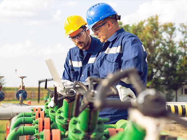 Zwei Gasproduktionsbetreiber prüfen Dokumente
