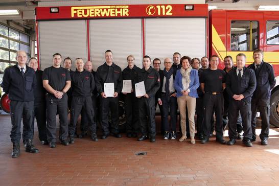 Bei der offiziellen Vereidigung der Brandmeisteranwärter übergab Bürgermeister Fred Toplak die Urkunden an die 'Neuen' der Hertener Feuerwehr. 