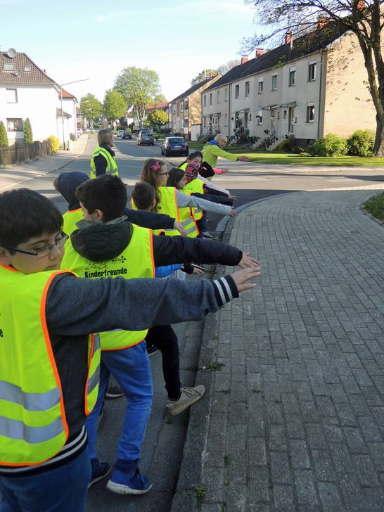 Klasse 4b der Süder Grundschule (In der Feige) lernt das Handzeichen und den Schulterblick beim Abbiegen.
