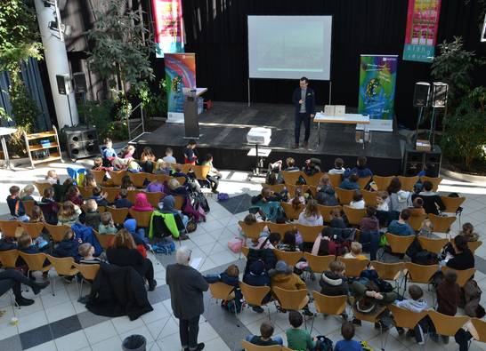 „Warum fallen Hochhäuser eigentlich nicht um?“ Das war die spannende Frage für 75 Kinder der ersten und zweiten Klasse der Comeniusschule bei der Hertener KinderUni. Als Dozent hatte die CreativWerkstatt David Wilk von der Technischen Universität Dortmund am Montag ins Glashaus eingeladen. Anschaulich und unterhaltsam stellte er zunächst die höchsten Häuser der Erde vor und warum die nicht umfallen „Warum fallen Hochhäuser eigentlich nicht um?“ Das war die spannende Frage für 75 Kinder der ersten und zweiten Klasse der Comeniusschule bei der Hertener KinderUni. Als Dozent hatte die CreativWerkstatt David Wilk von der Technischen Universität Dortmund am Montag ins Glashaus eingeladen. Anschaulich und unterhaltsam stellte er zunächst die höchsten Häuser der Erde vor und warum die nicht umfallen