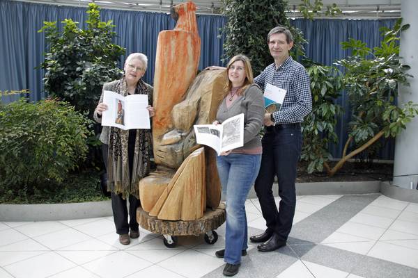 (v.l.) Kunsthistorikerin Sigrid Godau, Sylvia Seelert vom Kulturbüro und Fotograf Rainer Lange waren an der Konzeption und Umsetzung des Kunstkataloges beteiligt. 