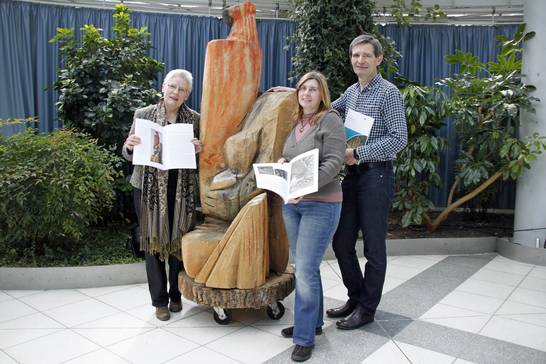 (v.l.) Kunsthistorikerin Sigrid Godau, Sylvia Seelert vom Kulturbüro und Fotograf Rainer Lange waren an der Konzeption und Umsetzung des Kunstkataloges beteiligt. 