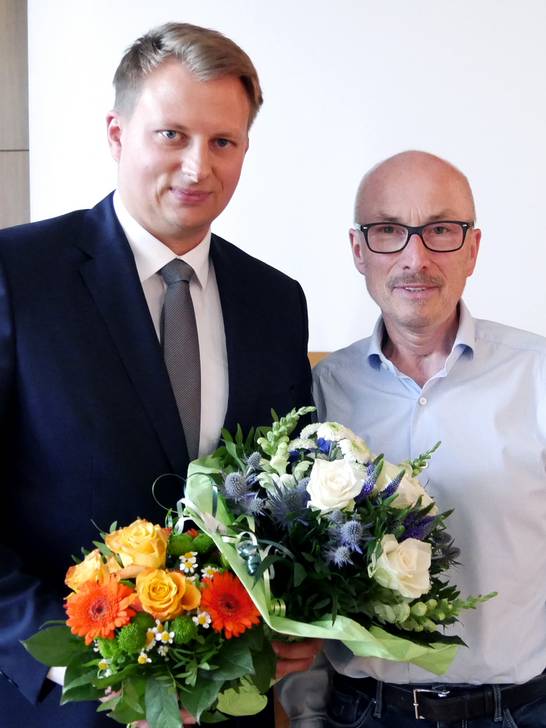 Christoph Heidenreich (links) ist neuer Stadtbaurat in Herten. Die Mitglieder des Hertener Stadtrats wählten ihn mehrheitlich. Bürgermeister Fred Toplak (rechts) gratuliert. Christoph Heidenreich (links) ist neuer Stadtbaurat in Herten. Die Mitglieder des Hertener Stadtrats wählten ihn mehrheitlich. Bürgermeister Fred Toplak (rechts) gratuliert.