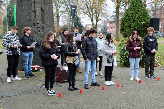 Nach der Kranzniederlegung trugen Schülerinnen und Schüler der Martin-Luther-Schule ihre Gedanken zum Volkstrauertag vor.