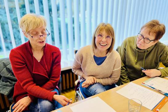 Die Teilnehmerinnen (v.l.) Petra Duda (VHS Castrop-Rauxel), Sigrid Wessel (VHS Herten) und Adelheid Ludwig (VHS Bottrop) freuen sich über die Gelegenheit, sich beim Fortbildungstag zu vernetzen. (Foto: VHS Herten)