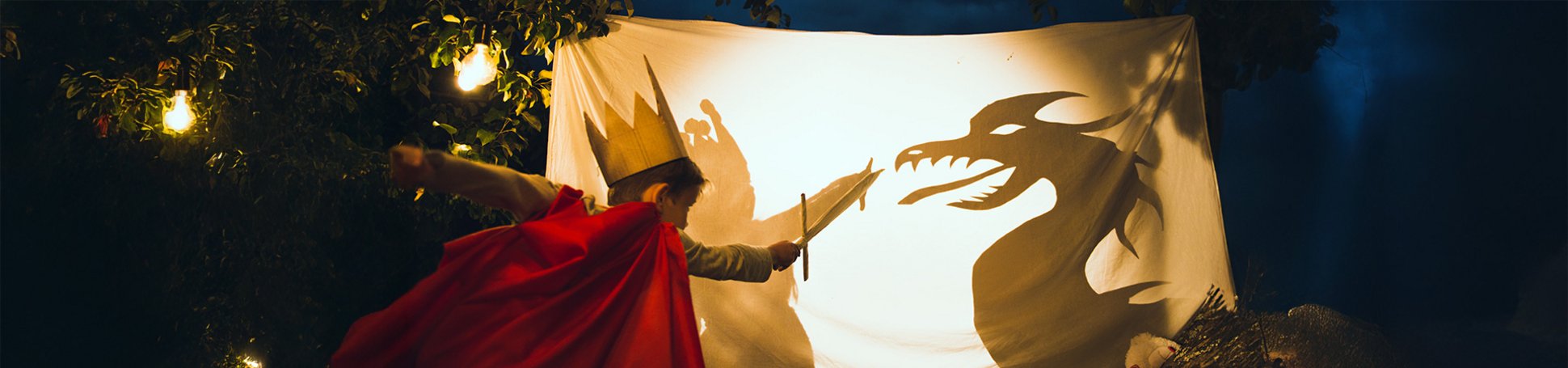 Aufführung Kind kämpft mit Drache
