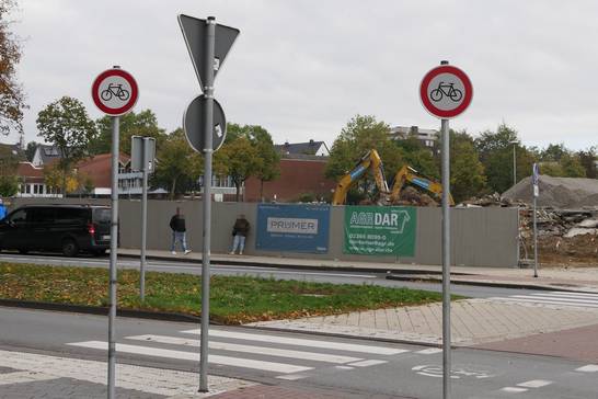 Jetzt müssen die Radlerinnen und Radler durch zwei „Fahrrad verboten“ Schilder hindurch fahren, wie durch ein Tor. 