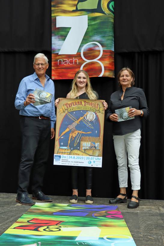Die Glashaus-Bühne wird ab Ende August wieder zur Spielfläche für die Kleinkunstreihe „7nach8“: Wilhelm Uhlenbruch von der Volksbank Ruhr Mitte sowie Nelli Stenzel und Bettina Hahn vom Kulturbüro präsentieren das Programm. Die Glashaus-Bühne wird ab Ende August wieder zur Spielfläche für die Kleinkunstreihe „7nach8“: Wilhelm Uhlenbruch von der Volksbank Ruhr Mitte sowie Nelli Stenzel und Bettina Hahn vom Kulturbüro präsentieren das Programm.