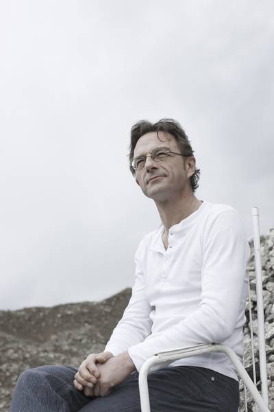 Fritz Eckenga ist in sich gegangen, um ein neues Programm zu suchen. Er wurde zwar fündig, aber er musste ihm einen ehrlichen Namen geben: „Hirnschmelze – ein Abend in Emotion pur“ (Foto: Rainer Szymura).