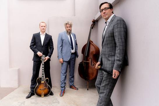 Zum Jubiläum präsentieren Wildes Holz ihr neues Programm "25 Jahre auf dem Holzweg". Die Band, bekannt für ihre ungewöhnliche Instrumentierung mit Blockflöte, Gitarre und Kontrabass, überschreitet in ihrem Genre Rock, Pop, Jazz, Klassik und Elektronik (Foto: Sandy Klein Kintoppfilm). Zum Jubiläum präsentieren Wildes Holz ihr neues Programm "25 Jahre auf dem Holzweg". Die Band, bekannt für ihre ungewöhnliche Instrumentierung mit Blockflöte, Gitarre und Kontrabass, überschreitet in ihrem Genre Rock, Pop, Jazz, Klassik und Elektronik (Foto: Sandy Klein Kintoppfilm).