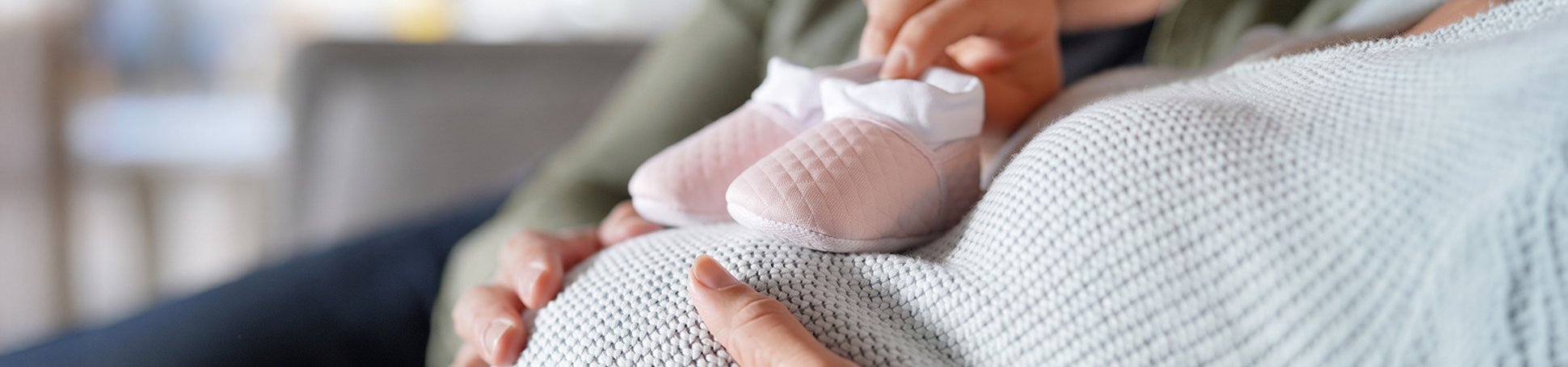 Babyschuhe auf Babybauch