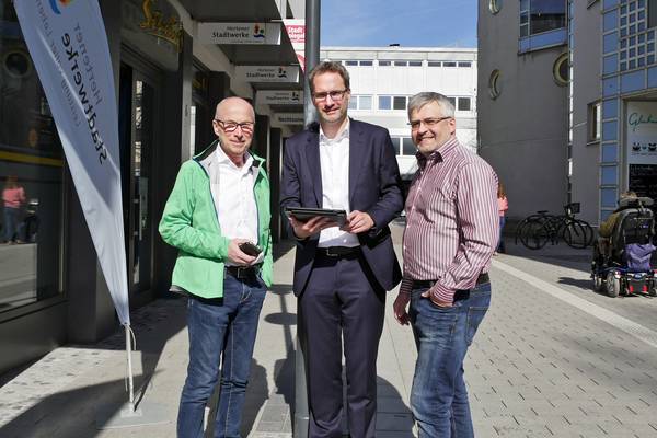 Bürgermeister Fred Toplak, Stadtwerke-Geschäftsführer Thorsten Rattmann und Karl-Heinz Baischer, Leiter des IT-Support der Stadtwerke gaben heute den offiziellen Startschuss für das kostenfreie WLAN-Netz in der Hertener Innenstadt. 
