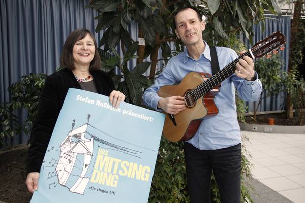 Bettina Hahn vom Kulturbüro und Stefan Nussbaum, Gitarrist und Gründer des 'MitSingDings', freuen sich auf die Premiere in Herten am 14. April.