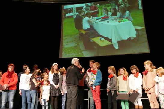 Gemeinsam haben Schülerinnen und Schüler der Martin-Luther-Sekundarschule, Beschäftigte der Glück-Auf-Werkstatt und Kinder- und Jugendliche, die an einem Workshop der CreativWerkstatt teilnahmen einen temporären Garten in Westerholt gestaltet. Gemeinsam haben Schülerinnen und Schüler der Martin-Luther-Sekundarschule, Beschäftigte der Glück-Auf-Werkstatt und Kinder- und Jugendliche, die an einem Workshop der CreativWerkstatt teilnahmen einen temporären Garten in Westerholt gestaltet.