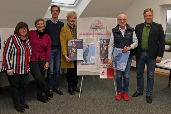 Jutta Sosna Grabelus (Musikschule Herten), Felizitas Hofmann („Jugend musiziert“-Vorsitzende der Region Ruhr Nord), Sascha Schiefer (Musikschule Herten), Sabine Fiebig-Fechtner (Leiterin der Musikschule Herten), Bürgermeister Fred Toplak und Rainer G