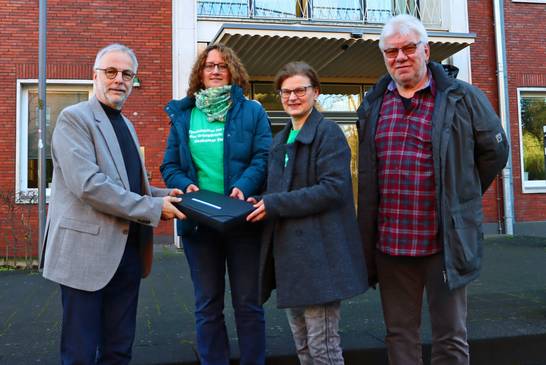 Die gesammelten Unterschriften der "Bürgerinitiative zur Erhaltung des Grünzugs an der Backumer Straße" nahm Bürgermeister Matthias Müller (v. l.) von Sabine Kiepert, Claudia Bischoff und Peter Kalinski entgegen (Foto: Stadt Herten).