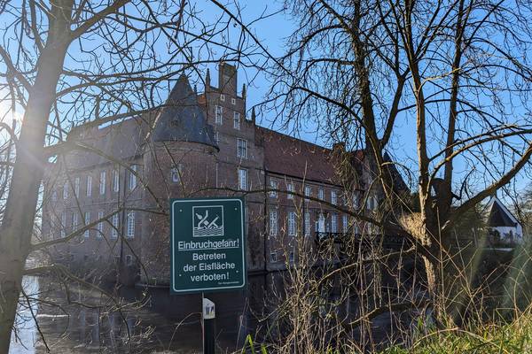 Vor dem Schloss Herten warnt ein Schild vor dem Betreten vermeintlich zugefrorener Seen und Teiche (Foto: Stadt Herten).