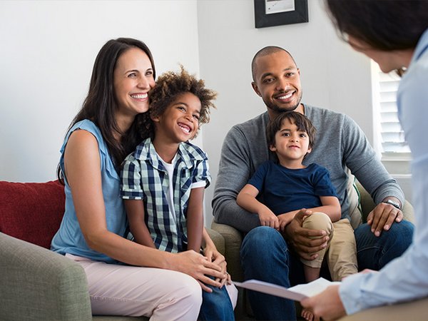 Familie spricht mit einem Berater