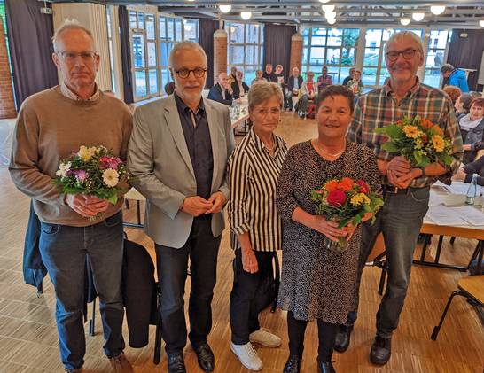 Bürgermeister Matthias Müller (2.v.l.) mit dem Vorstand des Hertener Seniorenbeirates: Vorsitzender Georg Maier (r.), stellvertretene Vorsitzende Munevera Ackermann (2.v.r.), stellvertretener Vorsitzender D. Wilhelm Böhmer (l.) und Geschäftsführerin Christiane Rohde (Mitte). Bürgermeister Matthias Müller (2.v.l.) mit dem Vorstand des Hertener Seniorenbeirates: Vorsitzender Georg Maier (r.), stellvertretene Vorsitzende Munevera Ackermann (2.v.r.), stellvertretener Vorsitzender D. Wilhelm Böhmer (l.) und Geschäftsführerin Christiane Rohde (Mitte).