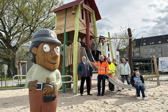 Bei der Eröffnung der neuen Spielfläche freuten sich alle Anwesenden über die Gestaltung in Anlehnung an die Erzbergbau-Geschichte der Hertener Partnerstadt Schneeberg.