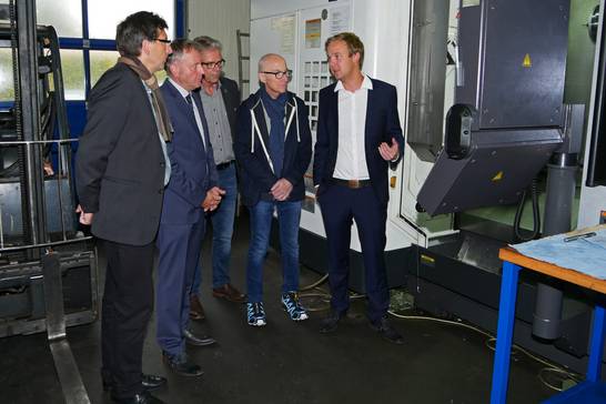 Geschäftsführer Stephan Neises (rechts) vor der neu angeschafften Maschine. Michael Blume, Leiter der Wirtschaftsförderung, Neiko-Geschäftsführer Günter Neises, Bürgemeister, Peter Brautmeier, Fachbereichsleiter Wirtschaft & Arbeit und Bürgerm Geschäftsführer Stephan Neises (rechts) vor der neu angeschafften Maschine. Michael Blume, Leiter der Wirtschaftsförderung, Neiko-Geschäftsführer Günter Neises, Bürgemeister, Peter Brautmeier, Fachbereichsleiter Wirtschaft & Arbeit und Bürgerm