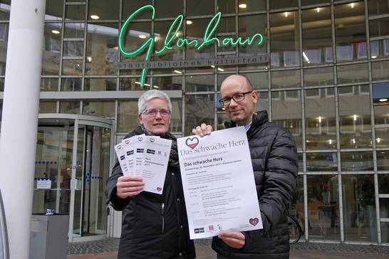 Privatdozent Dr. med. Horst Neubauer, Chefarzt der Inneren Medizin II im St. Elisabeth-Hospital Herten (rechts), und Barbara Dittrich, von der VHS Herten haben das Herzpatientenseminar gemeinsam organisiert.