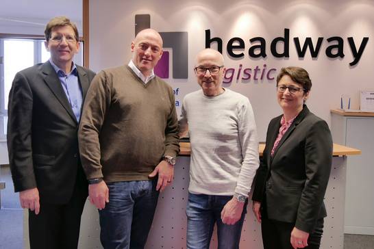 v. li.: Michael Blume (Leitung städtische Wirtschaftsförderung), Kai Deitermann (Geschäftsführung headwaylogistic), Bürgermeister Fred Toplak und Frauke Wiering (städt. Wirtschaftsförderung) haben sich in den Büros des Unternehmens headwaylogistic
