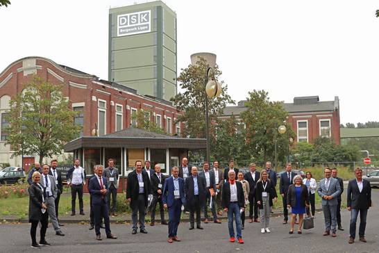Investoren aus der Immobilienbranche und städtische Vertreter aus Gelsenkirchen und Herten waren im Rahmen der Investorentour Ruhr zu Besuch auf dem ehemaligen Bergwerk Lippe, das in Zukunft als „Neue Zeche Westerholt“ zu einem Standort für Gewerbe, Investoren aus der Immobilienbranche und städtische Vertreter aus Gelsenkirchen und Herten waren im Rahmen der Investorentour Ruhr zu Besuch auf dem ehemaligen Bergwerk Lippe, das in Zukunft als „Neue Zeche Westerholt“ zu einem Standort für Gewerbe,