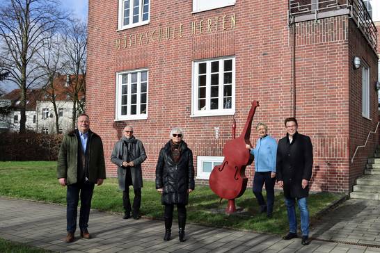 Freuen sich über die Spende: (v.l.n.r.) Bodo Klimpel (Landrat), Matthias Müller (Bürgermeister Stadt Herten), Angela Schmied (Vorsitzende des Fördervereins), Sabine Fiebig-Fechtner (Leiterin der Musikschule) und Martin Schmidt (Geschäftsführer Vestische).