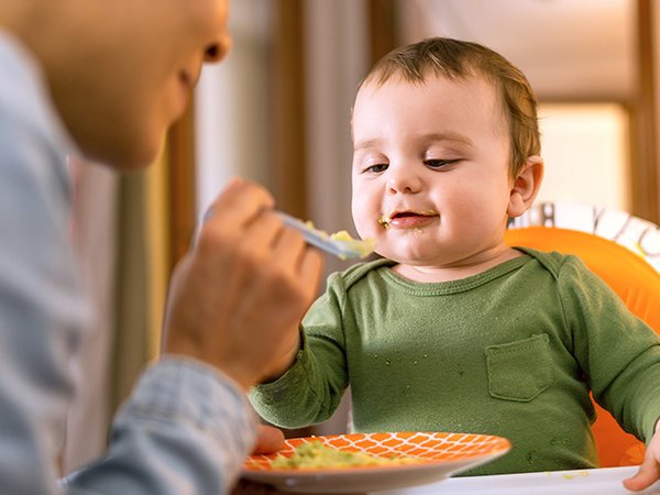 Baby wird gefüttert