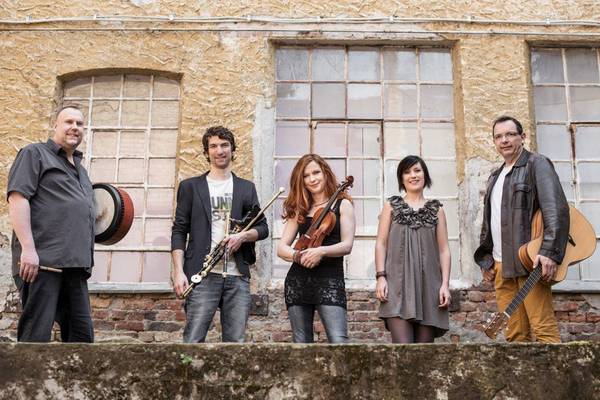 Jung, modern und folkig kommen die fünf Musikerinnen und Musiker von Cara passend zum St. Patrick’s Day nach Herten. (Foto: Eva Giovannini)