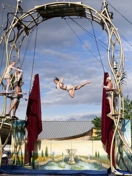 Les P’tits Bras präsentiert ihre neue Hochtrapez-Show „Bruits de Coulisse“ auf dem Marktplatz in Herten-Mitte (Foto: Cynthia Lexpert).