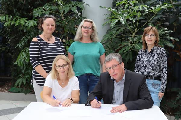 Natalie Neumann-Roitzsch, Verbundleitung St. Antonius, Susanne Alexander, Leitung Kita St. Joseph, Jessica Knof, Leitung Kita St. Antonius, Hermann Pieper, Beigeordneter für Bildung und Soziales, sowie Stadtbibliotheksleiterin Elke Hodde-Kalich freuen sich über das neue Angebot.