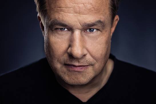 Neben feinsinnigen Pointen bringt Lars Reichow auch Musik und Gesang mit in die Rotunde.