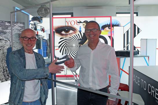 Zwischen Bürgermeister Fred Toplak (links) und Andreas Kunze von Modulap steht die Modulap-Schutzwand, die das Unternehmen neu entwickelt hat.