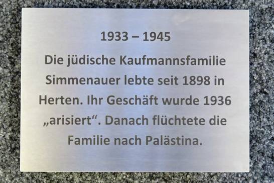 Die Gedenkplatte für die jüdische Kaufmannsfamilie Simmenauer soll bei der geplanten Gedenkveranstaltung im Mai verlegt werden.
