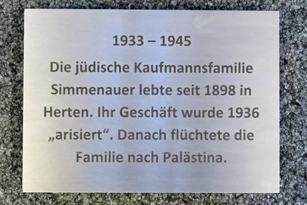 Die Gedenkplatte für die jüdische Kaufmannsfamilie Simmenauer soll bei der geplanten Gedenkveranstaltung im Mai verlegt werden.