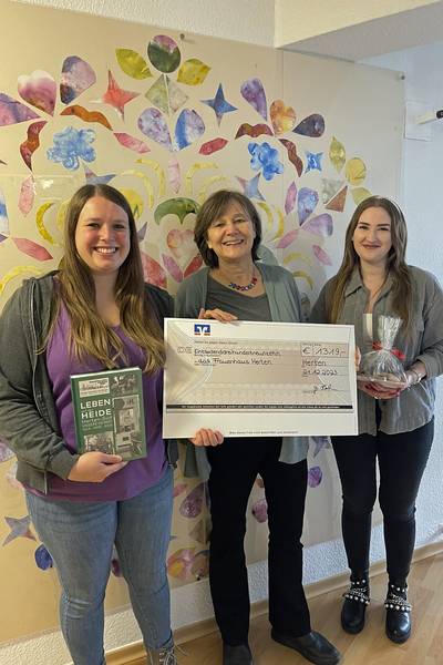 Julia Rosenkranz (v. l.), Bettina Hahn und Nelli Stenzel vom Kulturbüro bei der Übergabe des Spendenschecks für das Frauenhaus (Foto: Lara Meußen)
