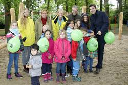 Bürgermeister Dr. Uli Paetzel, Kinderfreundin Beate Kleibrink und viele Kinder bei der Eröffnung des neugestalteten Spielplatzes Im Schieferfeld