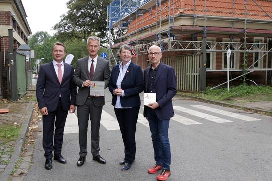 Ulrich Wessel, Geschäftsführer RAG Montan Immobilien GmbH und Betriebsdirektor RAG AG, Gelsenkirchens Oberbürgermeister Frank Baranowski, Bundesbauministerin Dr. Barbara Hendricks und Hertens Bürgermeister Fred Toplak (v.l.) vor den Torhäusern der eh Ulrich Wessel, Geschäftsführer RAG Montan Immobilien GmbH und Betriebsdirektor RAG AG, Gelsenkirchens Oberbürgermeister Frank Baranowski, Bundesbauministerin Dr. Barbara Hendricks und Hertens Bürgermeister Fred Toplak (v.l.) vor den Torhäusern der eh