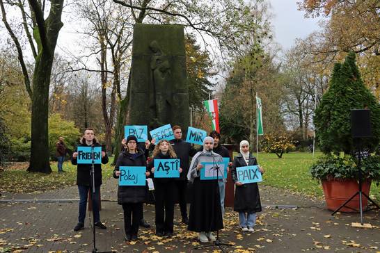 Plakate mit dem Wort „Frieden“ in verschiedenen Sprachen hielten Schülerinnen und Schüler der Rosa-Parks-Schule hoch und trugen dazu passend ihre Gedanken vor (Foto: Stadt Herten). Plakate mit dem Wort „Frieden“ in verschiedenen Sprachen hielten Schülerinnen und Schüler der Rosa-Parks-Schule hoch und trugen dazu passend ihre Gedanken vor (Foto: Stadt Herten).