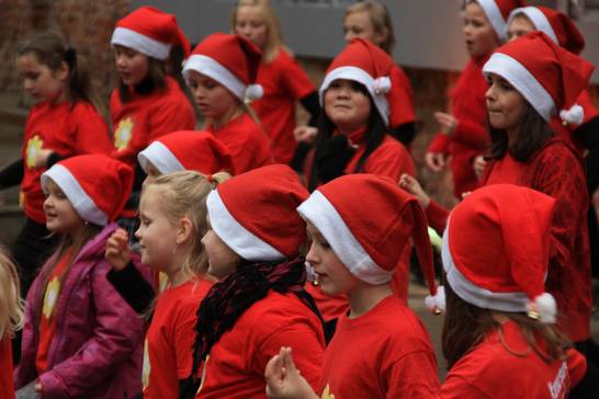 Alle Kinder freuen sich auf Sankt Nikolaus.