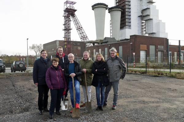 v.l.n.r. Michael Blume sowie Frauke Wiering (Wirtschaftsförderung), Dirk Krühler (Geschäftsführer „KW Konzept“),  Bürgermeister Fred Toplak, Jochen Wleklik (Geschäftsführer „KW Konzept“), Andrea Liersch (Architektin) und Benedikt Schmoll (G