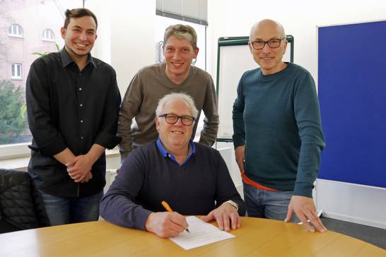 Die Gastronomen Tassilo Heine, Frank Südfeld (von links nach rechts) und Klaus Gerner (sitzt) unterschreiben die freiwillige Selbstverpflichtung keine Feuerwerke in Elpe und Ried zu zünden. Sie hatten sich auf den Vorschlag von Bürgermeister Fred Topla